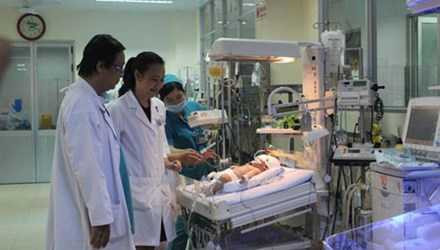 Bệnh nhi sau khi được lấy con dao ra khỏi đầu. Ảnh: Thanh Niên Bệnh nhi sau khi được lấy con dao ra khỏi đầu. Ảnh: Thanh Niên