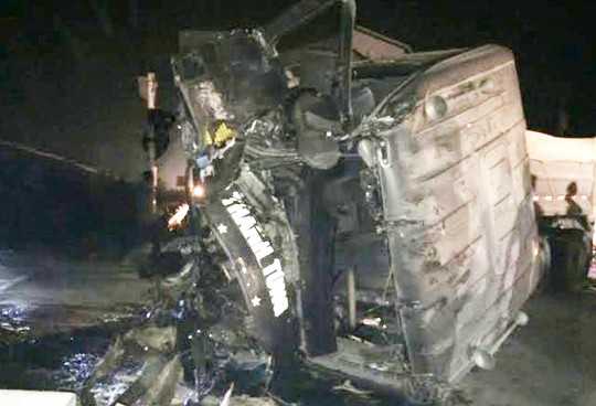 Đầu xe tải bị đâm nát