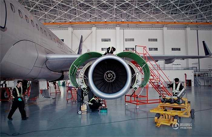 Khu vực này rộng khoảng 70.000 m2 với nhà điều khiển, nhà kho vật tư, nơi để máy bay. Trong khu vực nhà sửa chữa có thể chứa 6 chiếc A320 hoặc 2 chiếc Boeing 747 cùng lúc