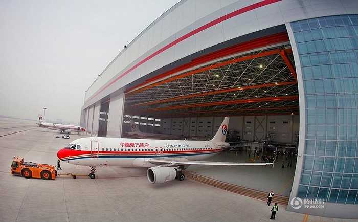 Các nhân viên ở đây sẽ tiến hành kiểm tra tổng thể máy bay. Trong đó có sửa chữa kết cấu, sửa chữa cabin, dọn vệ sinh bên trong, thậm chí thực hiện nhiều kiểm tra phức tạp 