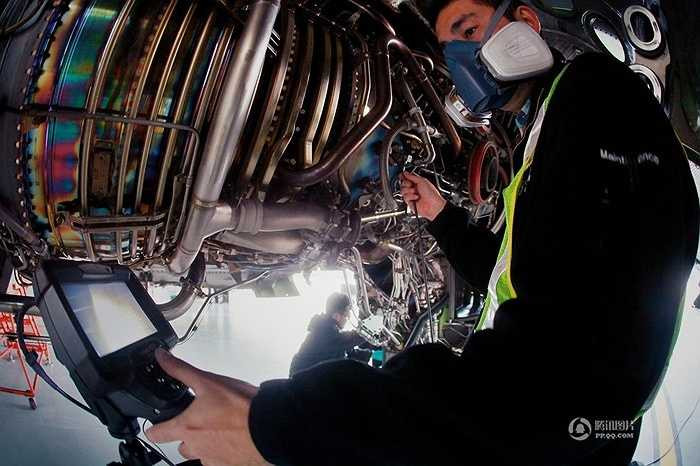 Nhân viên kỹ thuật đang kiểm tra các thông số của máy bay trên thiết bị điện tử. Kiểm tra hệ thống nhiên liệu, hệ thống dầu, hệ thống cung cấp khí kết hợp với bộ lọc