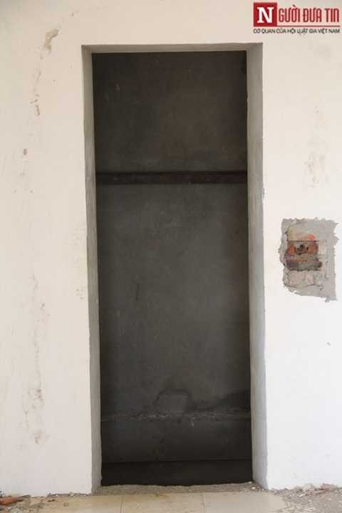 Phần thô đã xây dựng xong, còn các chi tiết như thang bộ, thang máy thì đang còn dang dở.