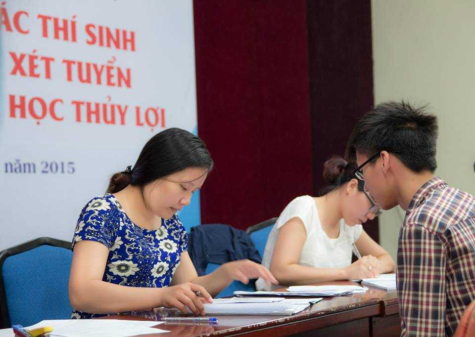 Thí sinh nộp hồ sơ xét tuyển vào ĐH Thủy Lợi