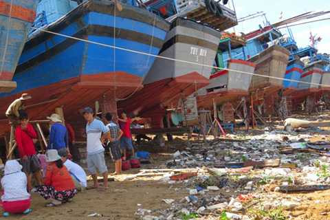 Ngư dân lo lắng cho an nguy của các tàu cá đang “làm nước” ở bãi Đông Tác