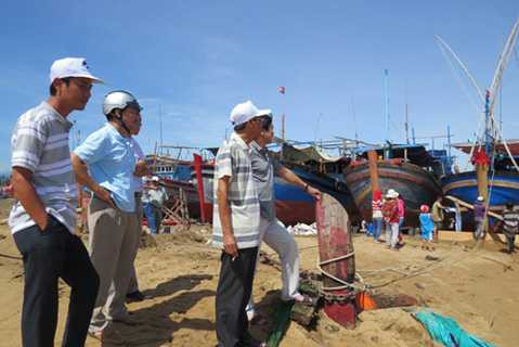 Đại diện cơ quan chức năng tỉnh Phú Yên kiểm tra hậu quả triều cường ngày 9.8