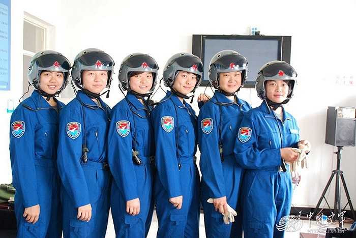 Các nữ học viên tham gia khóa đào tạo phi công phục vụ trong Không quân Trung Quốc hoàn thành chuyến bay đầu tiên trong khóa học