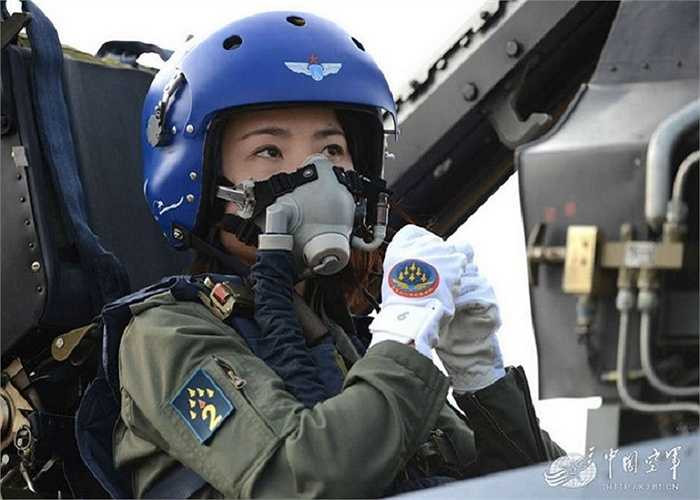 Bóng hồng quân đội Trung Quốc trên chiến đấu cơ