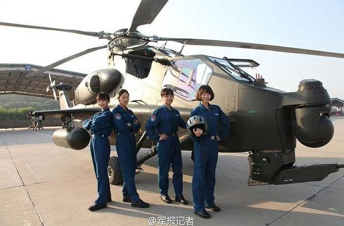 4 nữ phi công chụp ảnh bên trực thăng Z-10