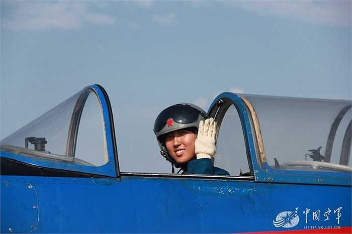 Nữ phi công Trung Quốc ngồi trên buồng lái chuẩn bị chuyến bay đầu tiên