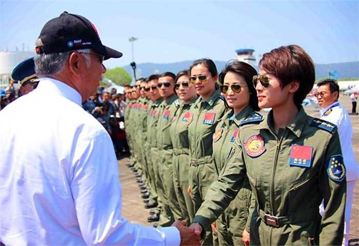 Đội bay biểu diễn của Trung Quốc trong ngày khai mạc triển lãm