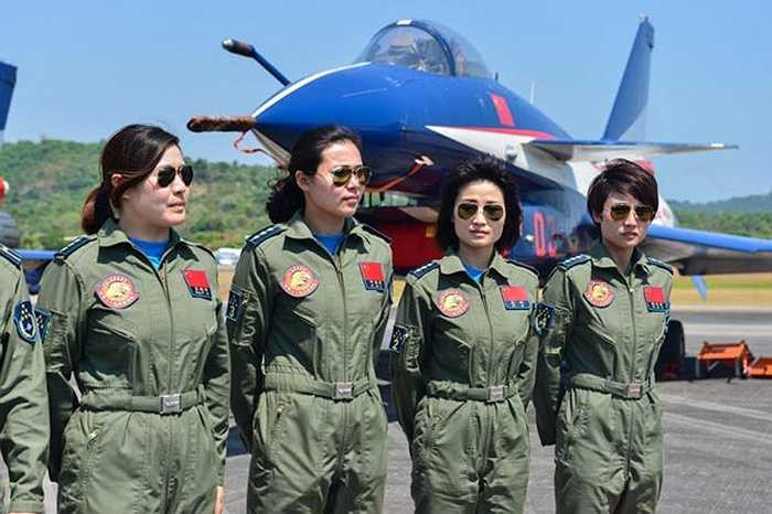 Các nữ phi công Trung Quốc chụp ảnh bên chiến cơ tại triển lãm Langkawi