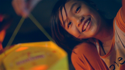 Bé Mào khoe chiếc lồng đèn vừa lắp được Bé Mào khoe chiếc lồng đèn vừa lắp được