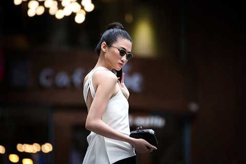 Tháng 8 khi cả châu Âu bước vào kì nghỉ, Kha Mỹ Vân cũng vừa trở về Việt Nam làm việc, nạp lại năng lượng để sẵn sàng quay trở lại Paris & Milan đầu tháng 9 tới, chuẩn bị cho các tuần lễ thời trang đang đến gần. Cô nàng tiếp tục khoe phong cách thời trang street style đầy cá tính, dù lựa chọn những bộ trang phục tối giản với hai tông màu cơ bản trắng đen, nhưng Kha Mỹ Vân vẫn rất nổi bật. 