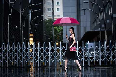 Kha Mỹ Vân cái tên được nhắc đến trong thời gian gần đây như niềm tự hào lớn của thời trang Việt Nam khi được lựa chọn sải bước trong hai show diễn thời trang danh giá thuộc lịch trình diễn chính thức của Tuần lễ thời trang Paris Haute Couture Fashion Week. 