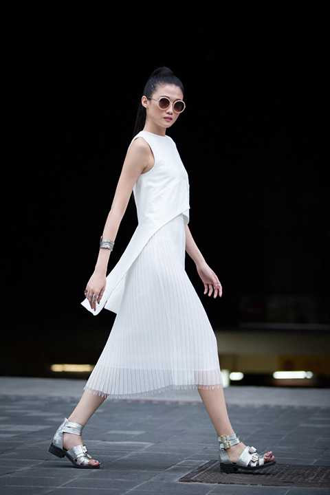 Vừa trở về từ Paris, Á quân Vietnam’s Next Top Model 2012 Kha Mỹ Vân đã thực hiện những shoot hình street style ấn tượng và cá tính giữa trung tâm thành phố. Dù chỉ chọn cho mình những bộ trang phục tối giản với hai tông màu cơ bản trắng - đen, nhưng Kha Mỹ Vân vẫn rất nổi bật và cá tính.