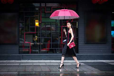 Kha Mỹ Vân rảo bước trên những con đường quen thuộc của Tp. Hồ Chí Minh trong một buổi chiều mưa, nơi cô đã có khoảng thời gian làm việc và cống hiến hết mình cho niềm đam mê thời trang, để rồi cũng từ nơi này cô nàng tiếp tục viết tiếp những ước mơ lớn hơn tại thị trường quốc tế, trở thành niềm tự hào của thế hệ người mẫu vàng của Việt Nam.