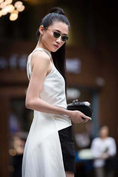 Kha Mỹ Vân còn tiết lộ cô là fan trung thành của hai tông màu trắng - đen. Chính vì thế, hai tông màu này luôn chiếm một số lượng cao trong tủ đồ của cô nàng này. 