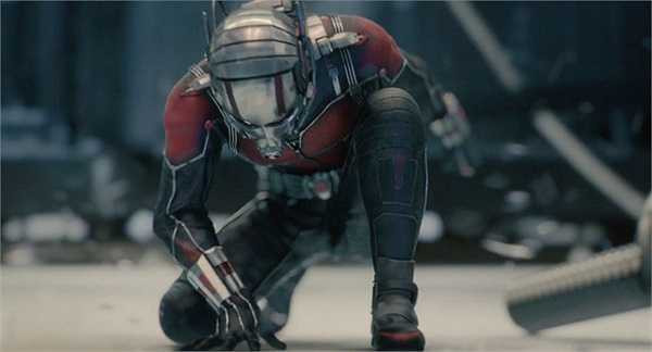 Ant-Man: Khi Scott trở thành dạng phân tử trong bộ giáp của Người Kiến, anh phải đi qua một phân tử. Tuy nhiên, phân tử lại dựa trên mô hình đã quá lạc hậu của nhà khoa học lĩnh vực phóng xạ và cấu tạo nguyên tử người New Zealand là Ernest Rutherford. Trong khi mô hình phân tử của Bohr giờ đây mới được coi là miêu tả chính xác nhất về các phân tử.