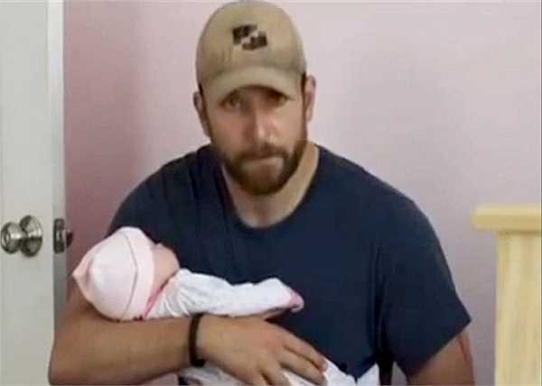 American Snipper: Em bé mà Chris Kyle (Bradley Cooper) bế trên tay thực ra chỉ là một búp bê. Nhiều người sẽ cho rằng bàn tay em bé cử động, nhưng nhìn kỹ sẽ thấy ngón tay cái của Cooper đã khéo léo đẩy tạo lực khiến bàn tay của búp bê động đậy. Nguồn: Dân Việt