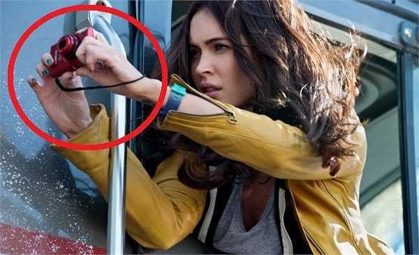 Thiếu niên Ninja Rùa đột biến: Trong một cảnh phim hồi tưởng củanhân vật April O'Neil (Megan Fox) đột nhập vào cơ sở nghiên cứu, người xem phát hiện ra trên tay cô cầm chiếc máy ảnh có biểu tượng bluetooth. Đáng tiếc thời điểm năm 1999 chưa có chế độ bluetooth dành cho máy ảnh.