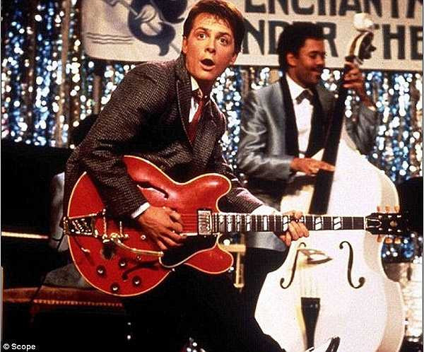 Back To The Future: Nhân vật Marty McFly (Michael J.Fox) có cảnh quấy đảo bữa tiệc gây quỹ cho bệnh nhân parkison với chiếc ghi-tar ES-345 đời 1959 mặc dù nhân vật trong phim đang ở thời điểm năm 1955.