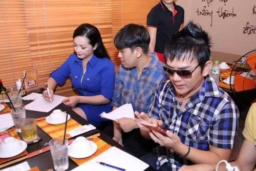 Như Quỳnh và 2 em trai bàn bạc về đêm nhạc sắp tới. Như Quỳnh và 2 em trai bàn bạc về đêm nhạc sắp tới.