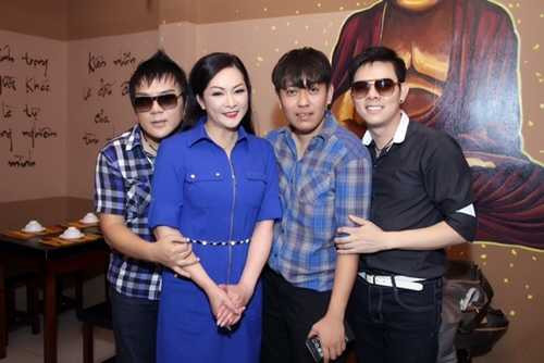 Quản lý của Phi Nhung là người hỗ trợ cho chị em Như Quỳnh làm liveshow tại Việt Nam. Quản lý của Phi Nhung là người hỗ trợ cho chị em Như Quỳnh làm liveshow tại Việt Nam.