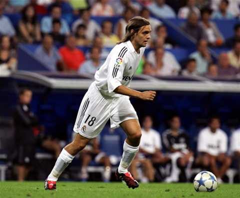 Jonathan Woodgate nhận thẻ đỏ và đốt lưới nhà ngày ra mắt Real Madrid