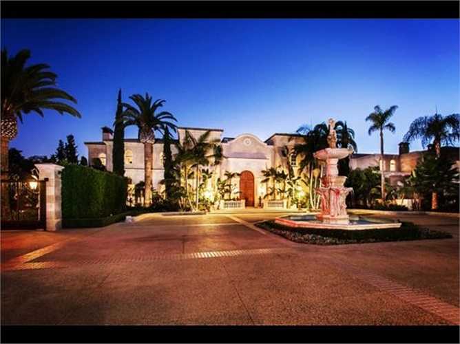 Họ còn hay xây dựng những lâu đài tỷ USD và bỏ trống không do có quá nhiều nhà không thể ở hết. Đây là biệt thự Palazzo di Amore thuộc sở hữu của một siêu đại gia, trị giá 195 triệu USD (gần 4.300 tỷ đồng) nằm trên đồi Beverly với 12 phòng, 22 nhà tắm, một rạp phim 50 chỗ ngồi và một vườn nho. Nó đã bị bỏ trống 8 năm.