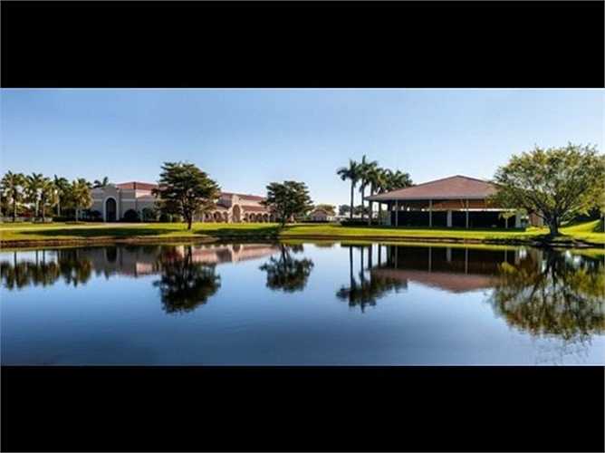 Hình trên là một 'ngôi nhà' trong một khu phố độc đáo ở Florida, trị giá 10 triệu USD (khoảng hơn 215 tỷ đồng), được xây riêng làm nơi ở cho một chú ngựa của một đại gia tại đây.