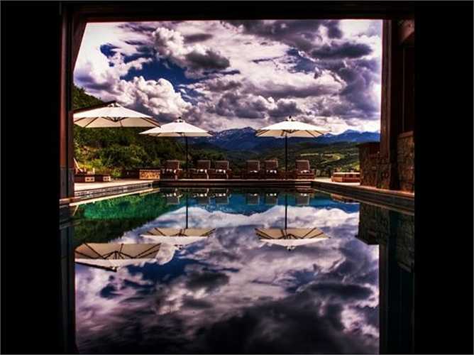 Chủ sở hữu của căn biệt thự này tại Snowmass, Colorado tạo ra một hồ bơi với một nửa bên trong và một nửa bên ngoài. Nếu thời tiết bắt đầu xấu đi, chỉ cần một nút nhấn là một bức tường kính sẽ được hạ xuống để tách biệt hai phần.