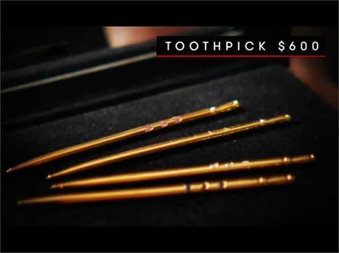 Tăm xỉa răng bằng vàng trị giá 600 USD (khoảng 13 triệu đồng) cũng là một trong những món đồ yêu thích của những người siêu giàu. Ngoài ra họ còn thích ống hút giá 850 USD (18,5 triệu đồng) hoặc dây giày 15.000 USD (326 triệu đồng)