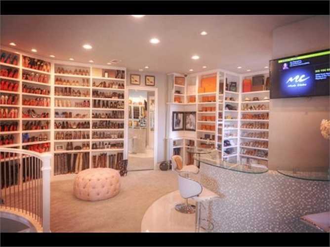 Những người siêu giàu còn có những 'tủ quần áo' lớn bằng cả một ngôi nhà, rộng hơn 270 mét vuông và có 3 tầng riêng biệt.