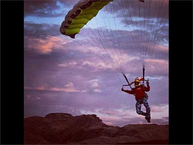 Giới siêu giàu còn có thể 'order' rượu sâm banh từ một nơi xa xôi và có ngay một shipper đi bằng dù đến để đưa hàng tận nơi. 