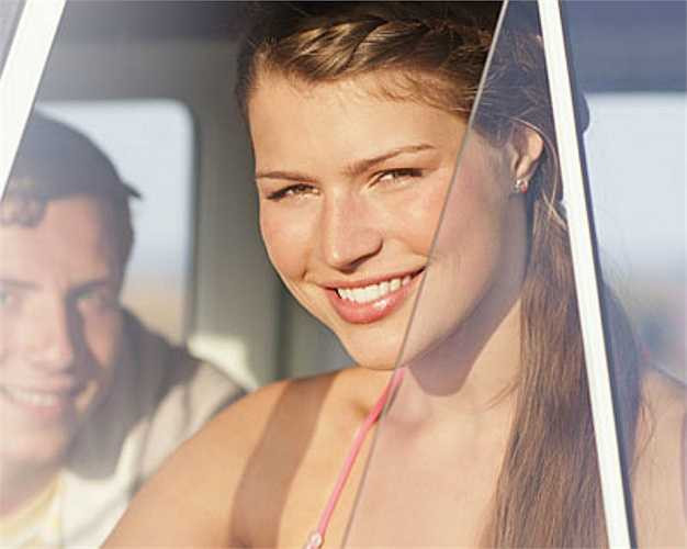 9. Nghĩ rằng tia cực tím không thể gây hại cho da khi bạn ngồi trong ô tô Cửa kính ô tô có thể che ánh nắng mặt trời nhưng tia cực tím vẫn dễ dàng xuyên qua khiến da dễ bị lão hóa và tăng nguy cơ ung thư da.