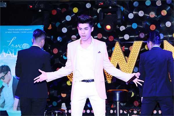 Phim xoay quanh mối tình chị em ngang trái giữa Thuỷ Tiên và Noo Phước Thịnh. Trong phim, Noo vào vai chàng trai trẻ hào hoa, phong nhã, vô tình bị tiếng sét ái tình với người phụ nữ hơn tuổi. Trong khi đó, Thuỷ Tiên đã có chồng nhưng cuộc sống không hạnh phúc. 