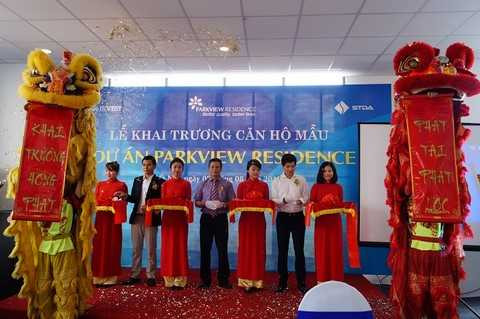 Ngày 08/08/2015, chủ đầu tư phối hợp cùng Hệ thống Siêu thị dự án Bất động sản STDA chính thức ra mắt căn hộ mẫu Tiểu khu Parkview Residence và thu hút hàng trăm lượt khách tới thăm quan. Ngày 08/08/2015, chủ đầu tư phối hợp cùng Hệ thống Siêu thị dự án Bất động sản STDA chính thức ra mắt căn hộ mẫu Tiểu khu Parkview Residence và thu hút hàng trăm lượt khách tới thăm quan.