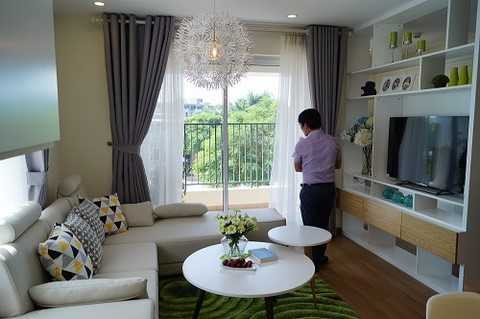 Các căn hộ được đầu tư và trang bị danh mục nội thất tinh tế, hiện đại như sàn gỗ chất lượng cao, thiết bị vệ sinh hiện đại, tủ bếp, trần thạch cao, vách kính tắm đứng an toàn,… Các căn hộ được đầu tư và trang bị danh mục nội thất tinh tế, hiện đại như sàn gỗ chất lượng cao, thiết bị vệ sinh hiện đại, tủ bếp, trần thạch cao, vách kính tắm đứng an toàn,…