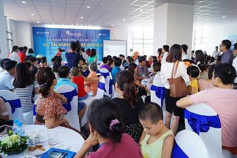 Sở hữu những ưu điểm vượt trội cho một nơi an cư lý tưởng nhưng Tiểu khu Parkview Residence lại có giá bán hợp lý. Bởi vậy không có gì lấy làm khó hiểu khi trong lễ ra mắt hôm 08/08/2015 vừa qua, dự án đã thu hút đông đảo sự quan tâm của khách hàng. Sở hữu những ưu điểm vượt trội cho một nơi an cư lý tưởng nhưng Tiểu khu Parkview Residence lại có giá bán hợp lý. Bởi vậy không có gì lấy làm khó hiểu khi trong lễ ra mắt hôm 08/08/2015 vừa qua, dự án đã thu hút đông đảo sự quan tâm của khách hàng.