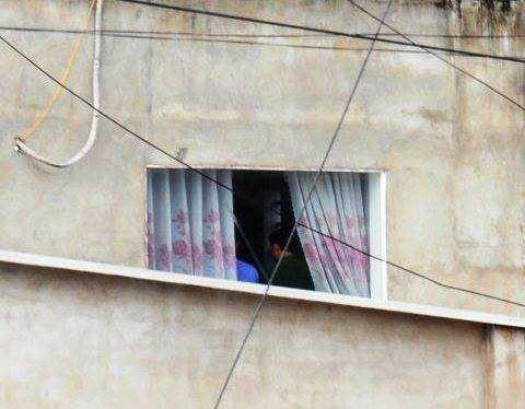 Hình cơ quan chức năng đang thực nghiệm lại hiện trường trên lầu phía sau căn nhà ông Lê Văn Mỹ