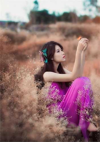 Chia sẻ về bộ ảnh, Thắng cho biết: 'Mùa này ở vườn nhãn có hoa babi rất nhiều và đẹp, hoa màu trắng tinh khôi lại mọc thành đám lớn, rất phù hợp chụp ảnh kiểu nhẹ nhàng, mơ mộng. Không quá khó để có những shot hình đẹp ở đây'.