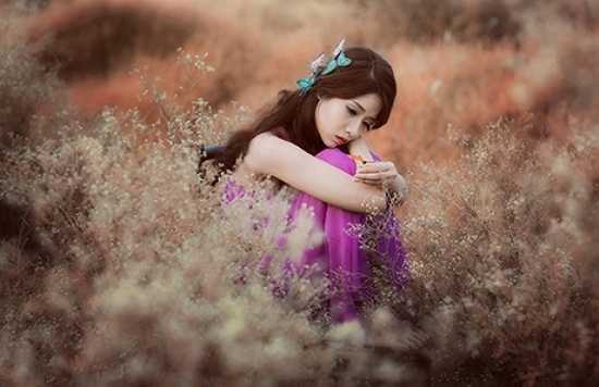 Chiếc váy màu hồng nổi bật trên nền hoa baby màu trắng.