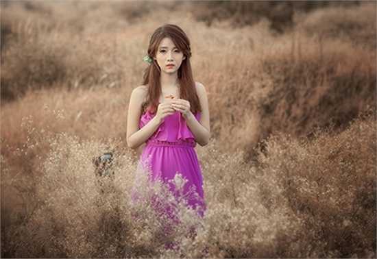 Giao mùa khiến thiếu nữ cảm thấy trong lòng có nỗi buồn bảng lảng.