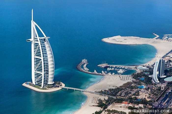 UAE/ GDP bình quân đầu người: 49.883 USD. Mọi người đều biết rằng nền kinh tế của quốc gia này luôn phụ thuộc rất nhiều vào giá dầu thế giới nhưng một khi trữ lượng dầu vẫn còn dồi dào, người dân UAE chắc chắn không cần phải lo lắng quá nhiều