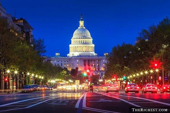 Hoa Kỳ/ GDP bình quân đầu người: 51.248 USD. GDP của Hoa Kỳ luôn luôn dẫn đầu thế giới với mức khoảng 18 nghìn tỷ USD. Tuy nhiên, hợp chủng quốc này có tới 321 triệu dân và khiến họ chỉ đứng thứ 6 trong danh sách các quốc gia giàu nhất thế giới