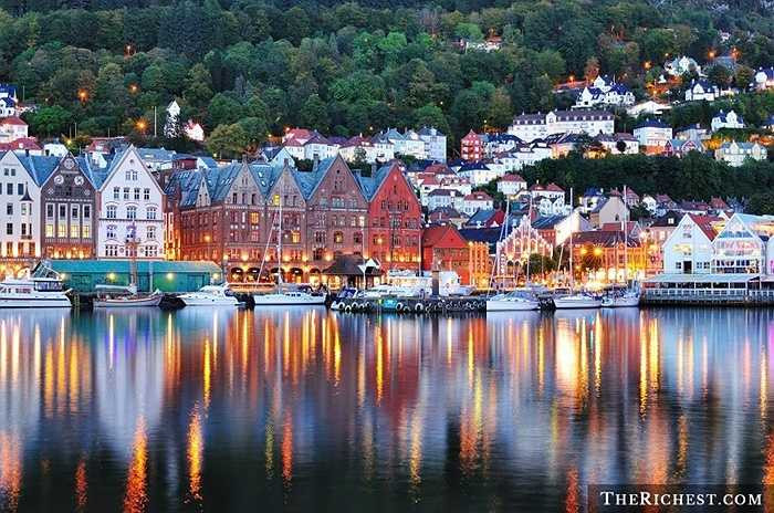 Na-uy/ GDP bình quân đầu người: 56.663 USD. Đường bờ biển dài và vùng biển rất nhiều cá đã giúp cho Na-uy luôn giữ vững vị trí của mình trong top các quốc gia giàu nhất thế giới