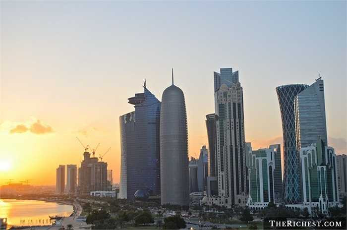 Qatar/ GDP bình quân đầu người: 105.000 USD. Không phải giải thích nhiều về vị trí số một trong danh sách. Qatar vốn đã quá nổi tiếng thế giới về số lượng và mức độ sành điêu, tiêu tiền như nước của các đại gia