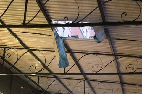 Mái tôn bị xuyên thủng một lỗ khi em bé rơi xuống từ tầng 10 Mái tôn bị xuyên thủng một lỗ khi em bé rơi xuống từ tầng 10