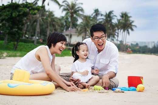 'Bếp trưởng' Thanh Điền trổ tài nấu nướng với vợ và con gái