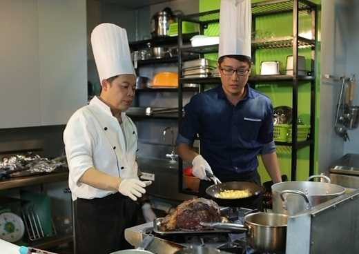 'Bếp trưởng' Thanh Điền trổ tài nấu nướng với vợ và con gái